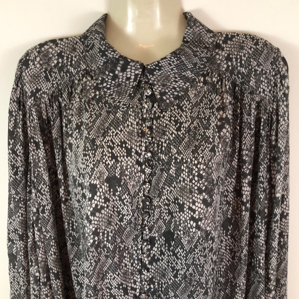 Free People Modern Muse Snakeskin Button Down Peasant Bouse Size Small - Picture 2 of 8